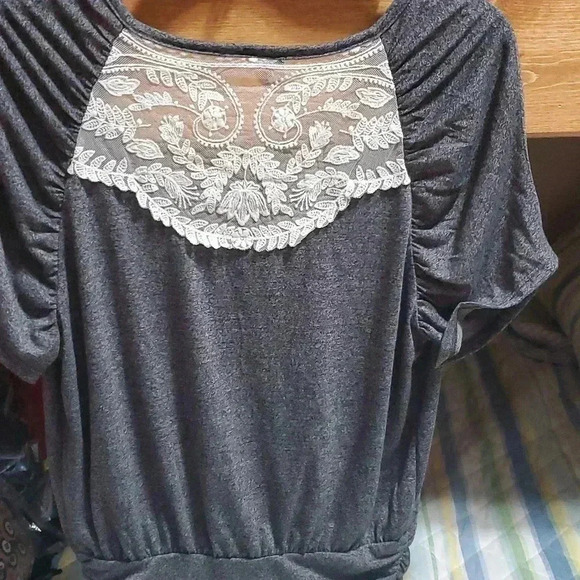 Grey t-shirt with lace - Picture 5 of 5